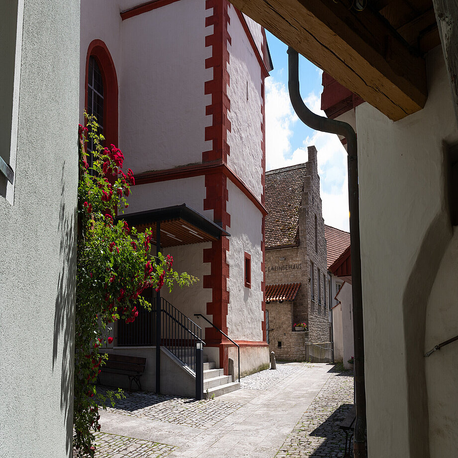 Kirchenburg, im Hintergrund das Gemeindehaus
