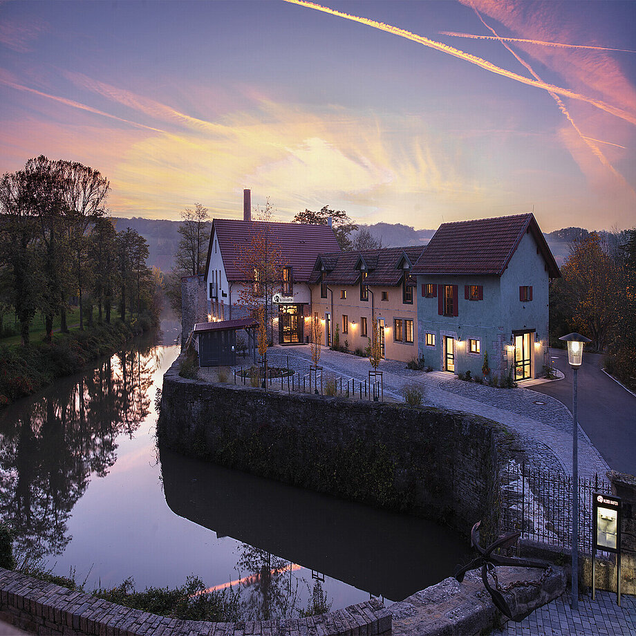 Ältester ursprünglich erhaltene Hafen Bayerns bei Nacht