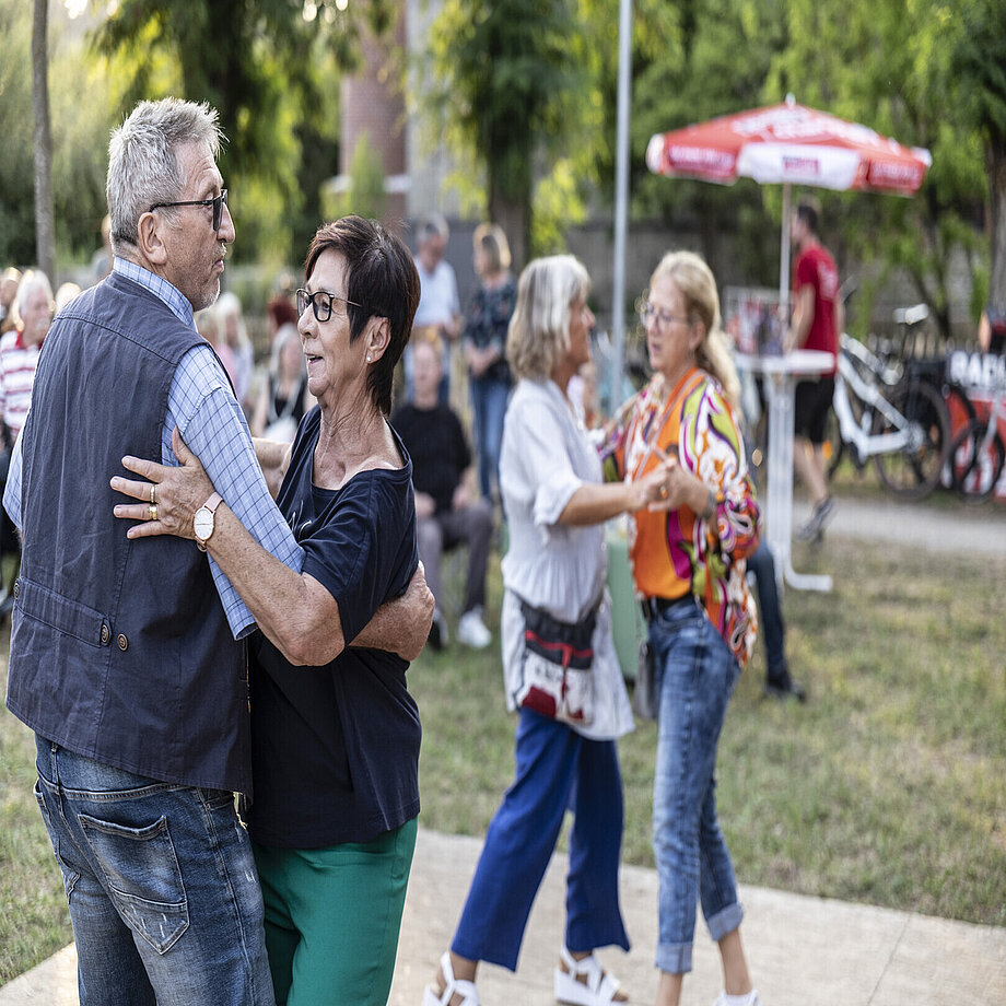 Tanzen auf dem Hafenfest