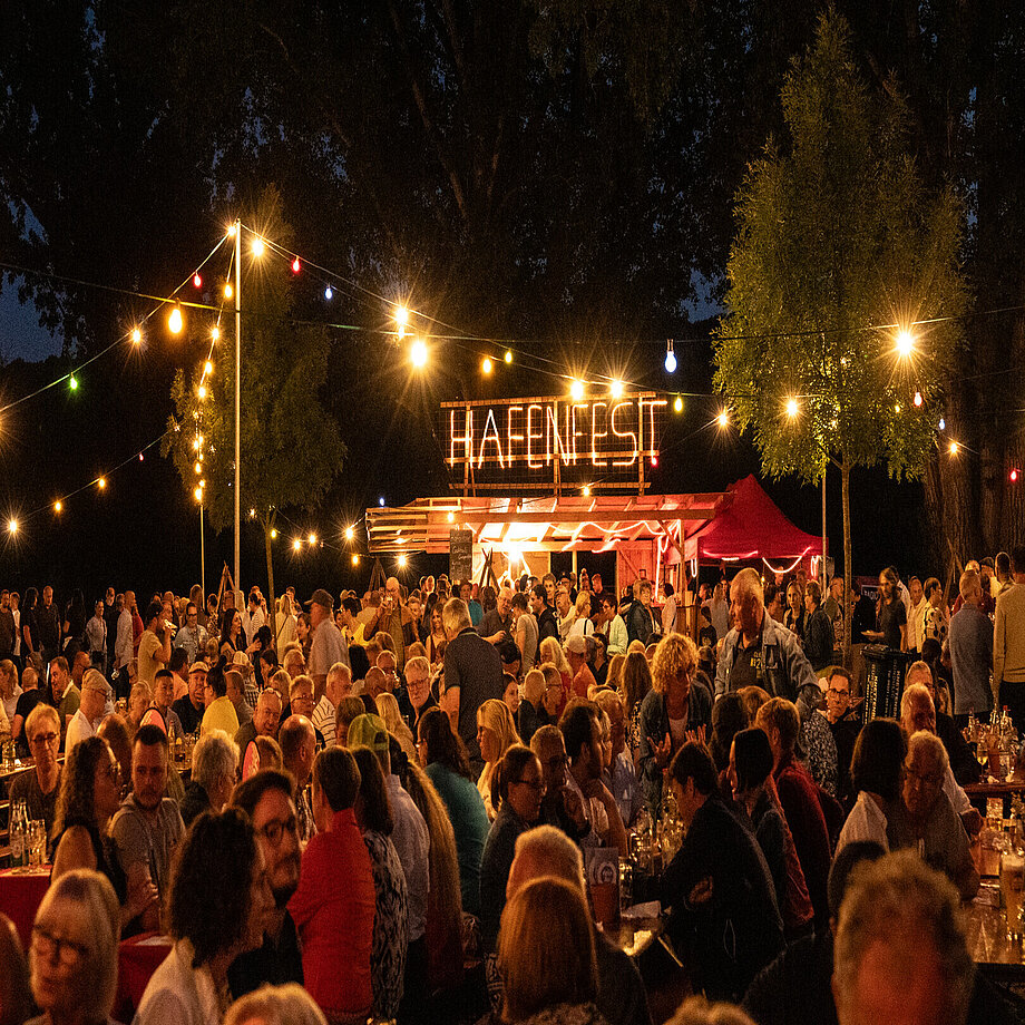 Hafenfestbetrieb bei Nacht