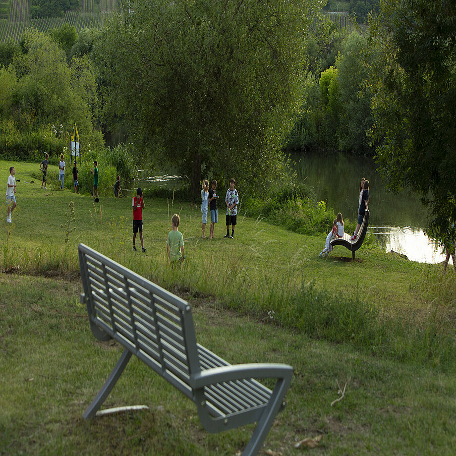 Hafenfest: Kinder beim Spielen am Main